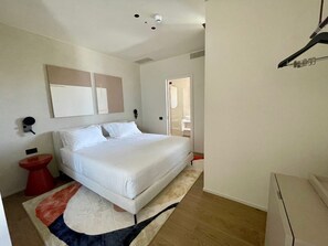 Junior Suite, Partial Sea View