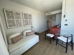 Deluxe Suite, Sea View, Beachfront | Living area