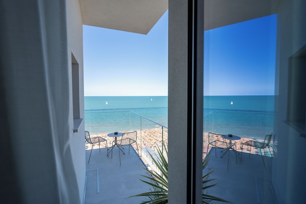 Suite Deluxe, vista mare, di fronte alla spiaggia | Terrazza/patio