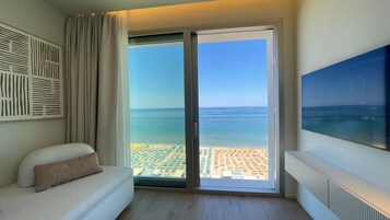 Suite Deluxe, vistas al mar, frente a la playa | Ropa de cama de alta calidad, edredones de plumas, minibar y caja fuerte