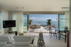 Executive Suite, Sea View, Beachfront | Living area