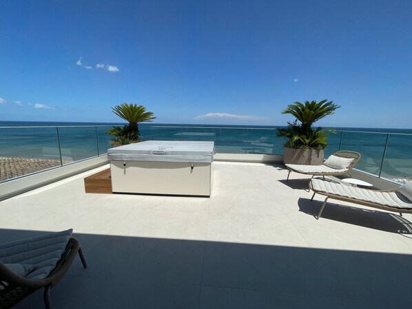 Executive-Suite, Meerblick, Strandnähe | 1 Schlafzimmer, hochwertige Bettwaren, Daunenbettdecken, Minibar