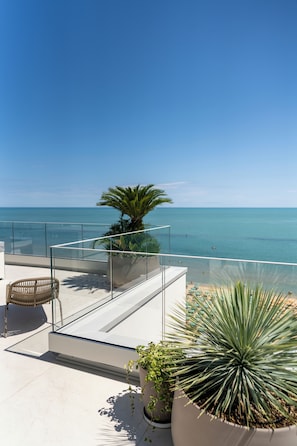 Suite Executive, vista mare, di fronte alla spiaggia | Terrazza/patio
