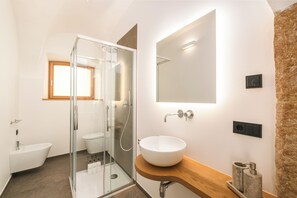 Dusche, Haartrockner, Bidet, Handtücher