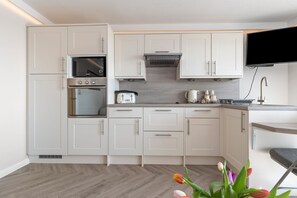 Kühlschrank, Mikrowelle, Ofen, Toaster