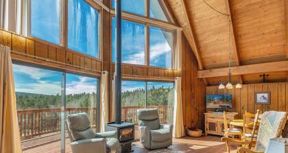 Charming Updated 3-bedroom Chalet with Deck; Small dogs welcome!