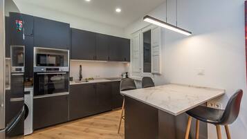 Een koelkast, een magnetron, een oven, een vaatwasser