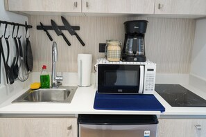 Réfrigérateur, micro-ondes, plaque de cuisson, cafetière/bouilloire