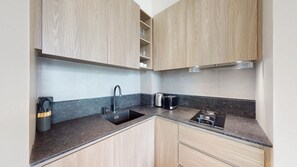 Kühlschrank, Mikrowelle, Herdplatte, Wasserkocher mit Kaffee-/Teezubehör