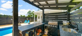 Beach House - 6th Street Retreat by PHG