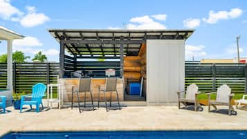 Bar junto a la piscina
