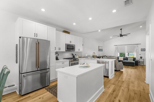 Beach House - 6th Street Retreat by PHG