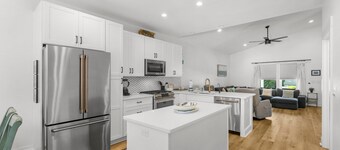 Beach House - 6th Street Retreat by PHG