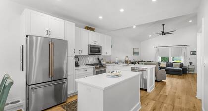 Beach House - 6th Street Retreat by PHG