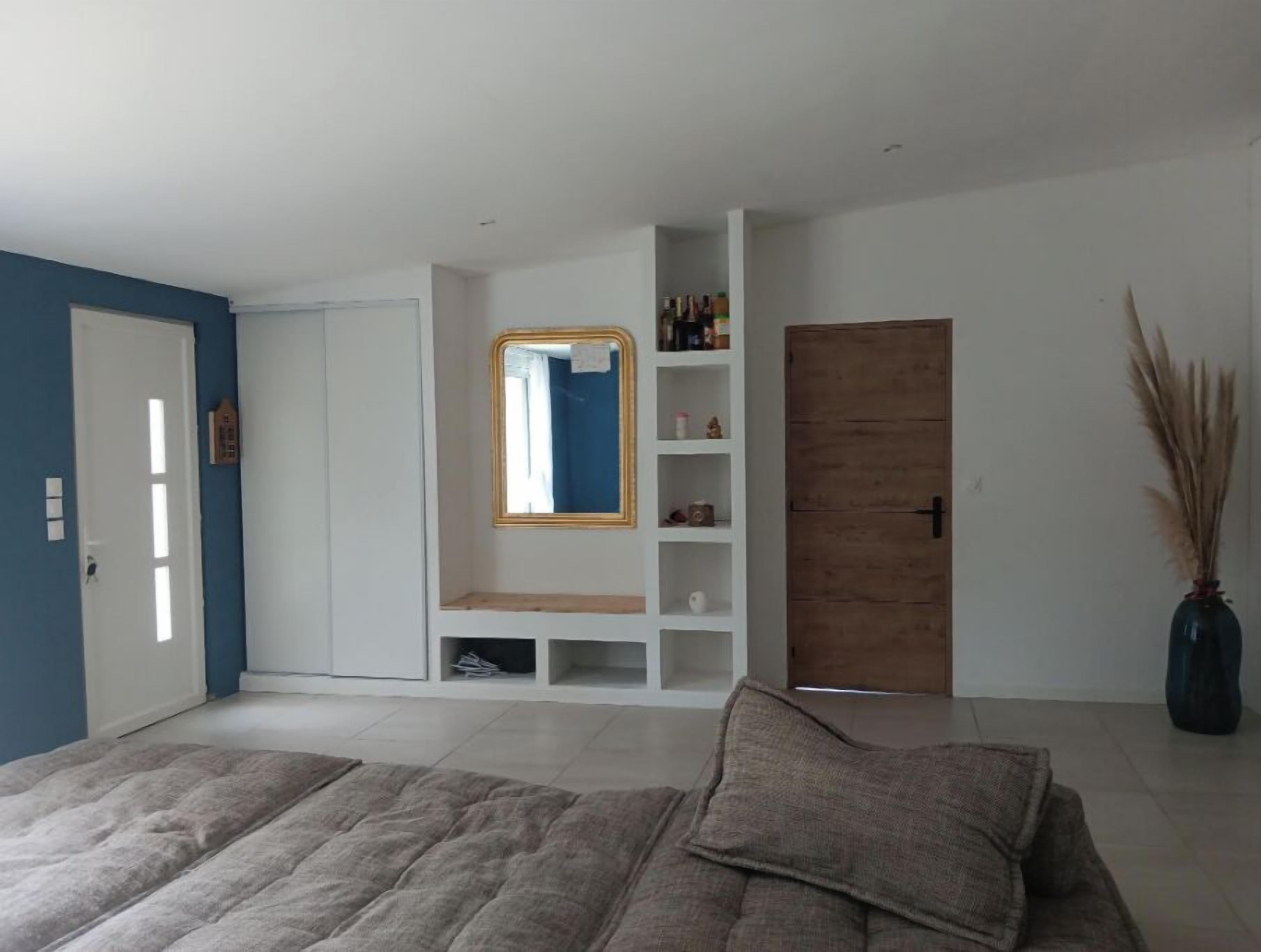 4 bedrooms, desk, iron/ironing board, travel crib
