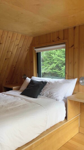 2 bedrooms, desk, WiFi, bed sheets