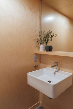 Shower, hair dryer, towels - The Pioneer | BESIDE's very first cabin (Lanaudière)