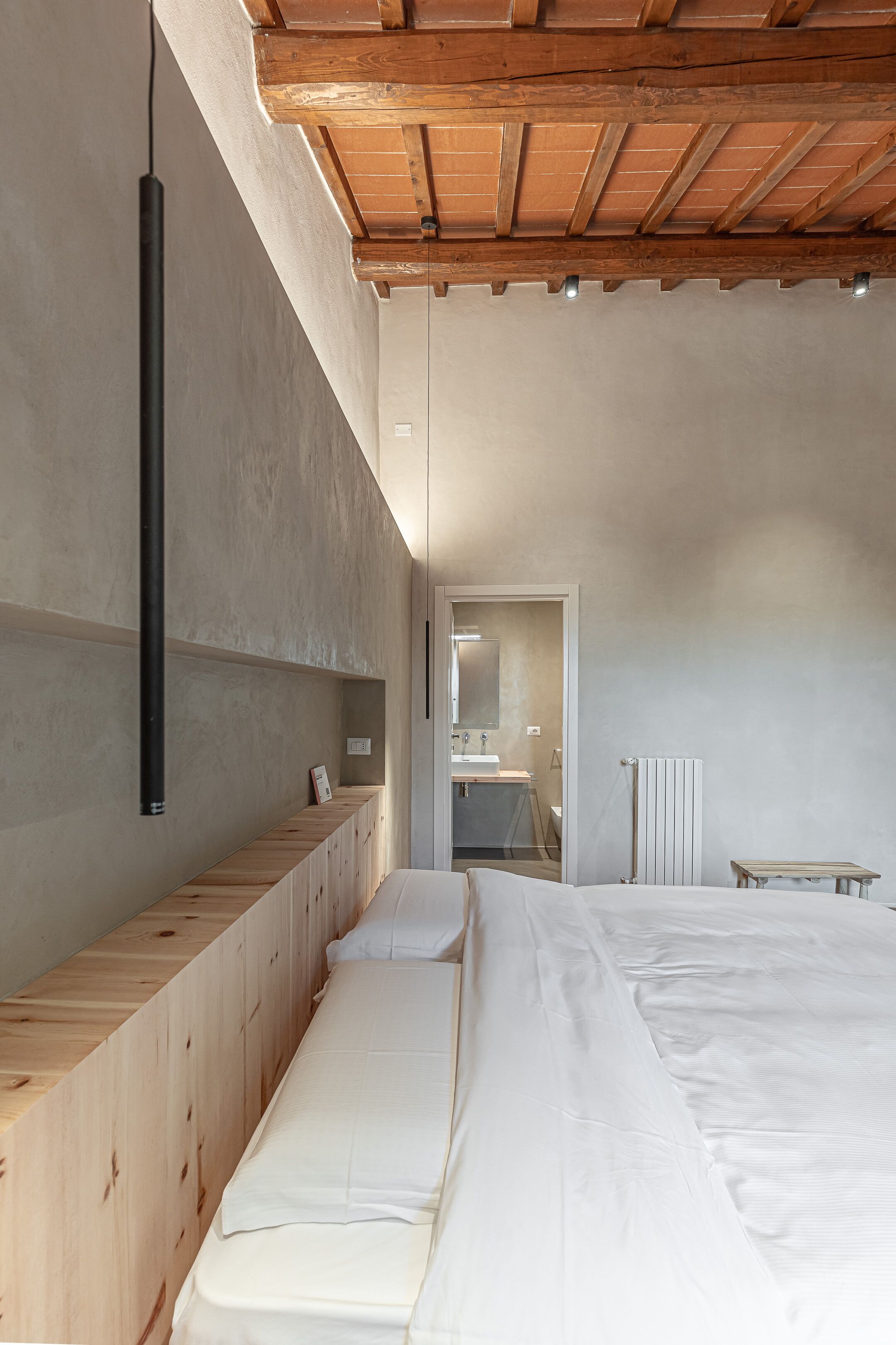 Chambre triple, salle de bain privée, vue sur le jardin | Fer et planche à repasser, accès au Wi-Fi (inclus)