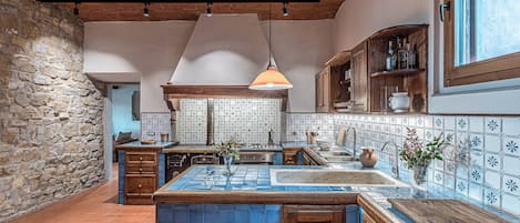 Fridge, cookware/dishes/utensils