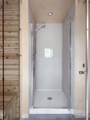 Shower, hair dryer, towels, shampoo - The Down-to-Earth (Lanaudière)