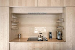 Kaffetrakter/tekoker, kjøleskap, ovn og kokeplater