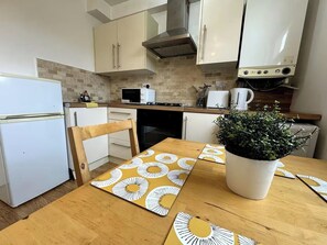 Appartement | Cuisine privée | Réfrigérateur, micro-ondes, four, plaque de cuisson