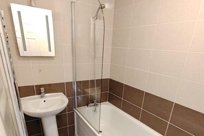 Appartement | Salle de bain | Ensemble douche/baignoire, baignoire relaxante profonde, sèche-cheveux