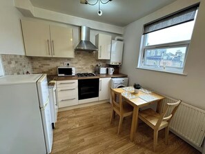 Appartement | Privékeuken | Een koelkast, een magnetron, een oven, een kookplaat