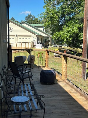 Terrace/patio - Country Ohana with WiFi and AC in lovely Daingerfield - fishing, swimming etc! (Daingerfield)