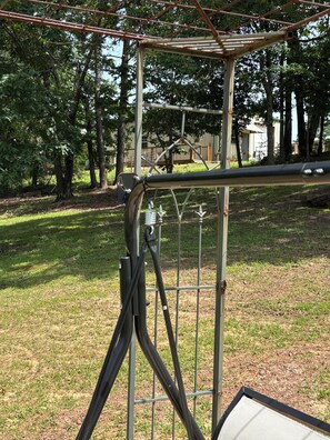 Property grounds - Country Ohana with WiFi and AC in lovely Daingerfield - fishing, swimming etc! (Daingerfield)