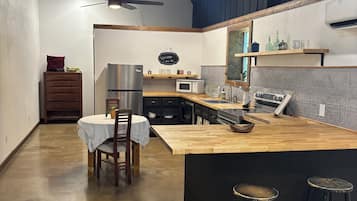 Microondas, horno, placa de cocina y lavavajillas