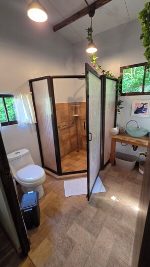 Dusche, Handtücher, Seife, Toilettenpapier