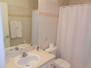 Douche, sèche-cheveux, serviettes fournies, savon