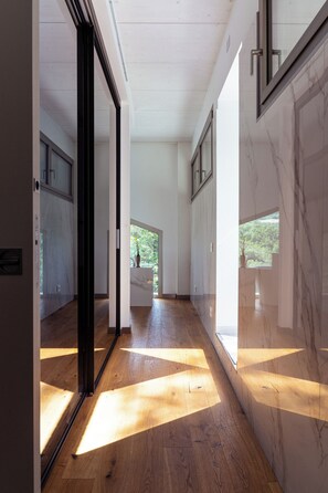 Suite Royal, vistas a la montaña | Sistema de insonorización, wifi gratis, accesible en silla de ruedas