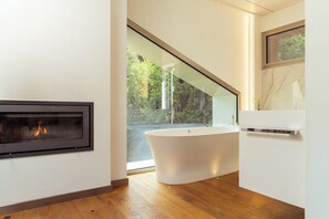 Suite Royal, vistas a la montaña | Baño | Secador de pelo, bidé electrónico, suelo radiante y toallas