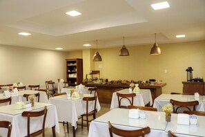 Free daily buffet breakfast - Hotel Milenio  (Ponte Nova)