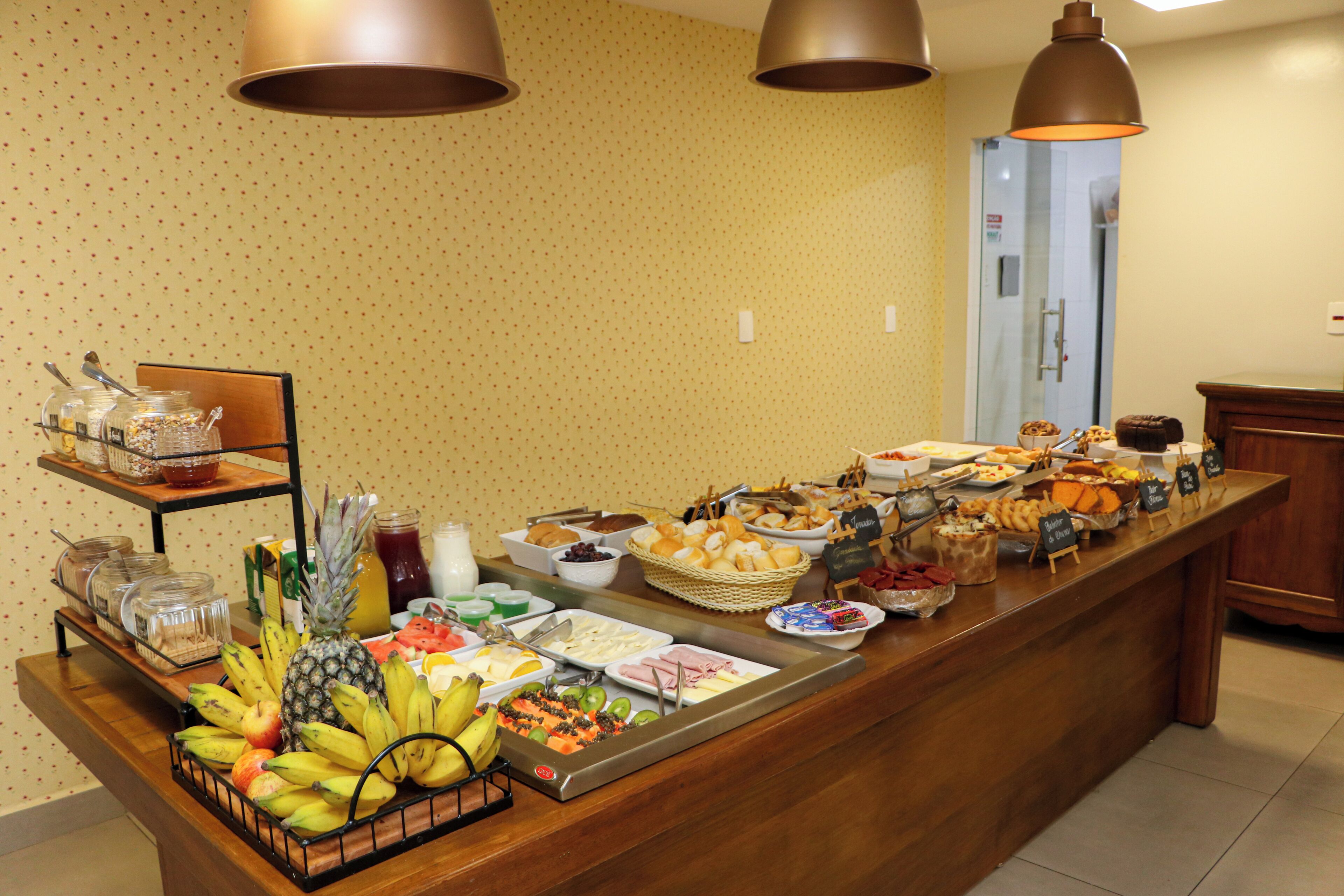 Café da manhã com buffet grátis todos os dias