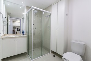 Apartamento | Banheiro | Chuveiro, toalhas de banho, sabonete, shampoo