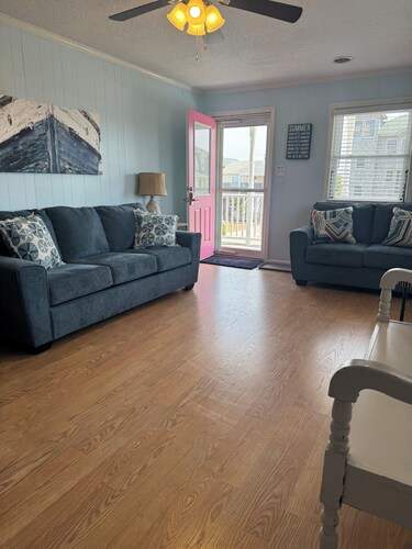 PLANE FUN-Charming 2-bedroom house in Kill Devil Hills short walk to beach.