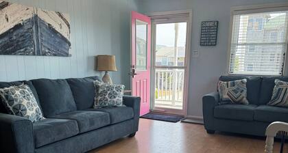 PLANE FUN-Charming 2-bedroom house in Kill Devil Hills short walk to beach.
