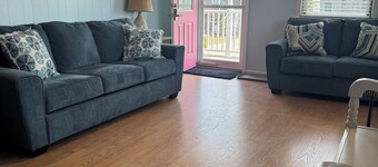 PLANE FUN-Charming 2-bedroom house in Kill Devil Hills short walk to beach.