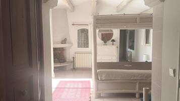 4 slaapkamers, een bureau, een strijkplank/strijkijzer, reisbedje