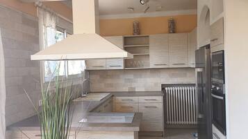 Kookgerei, borden en bestek, kruiden