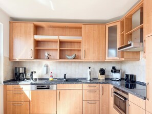 Réfrigérateur, micro-ondes, plaque de cuisson, lave-vaisselle