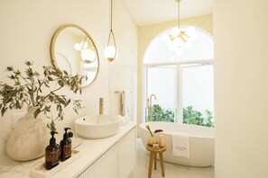 Shower, hair dryer, bidet, towels