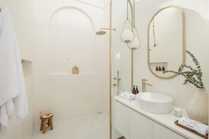 Douche, sèche-cheveux, bidet, serviettes fournies