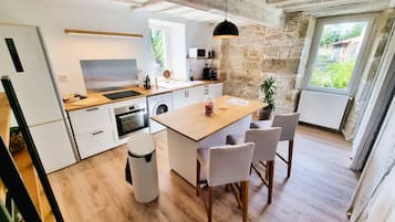 Kjøleskap, mikrobølgeovn, ovn og kokeplater