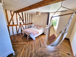 3 bedrooms, desk, iron/ironing board, free WiFi