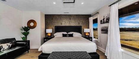 1 habitación, decoración personalizada, muebles diferentes y escritorio