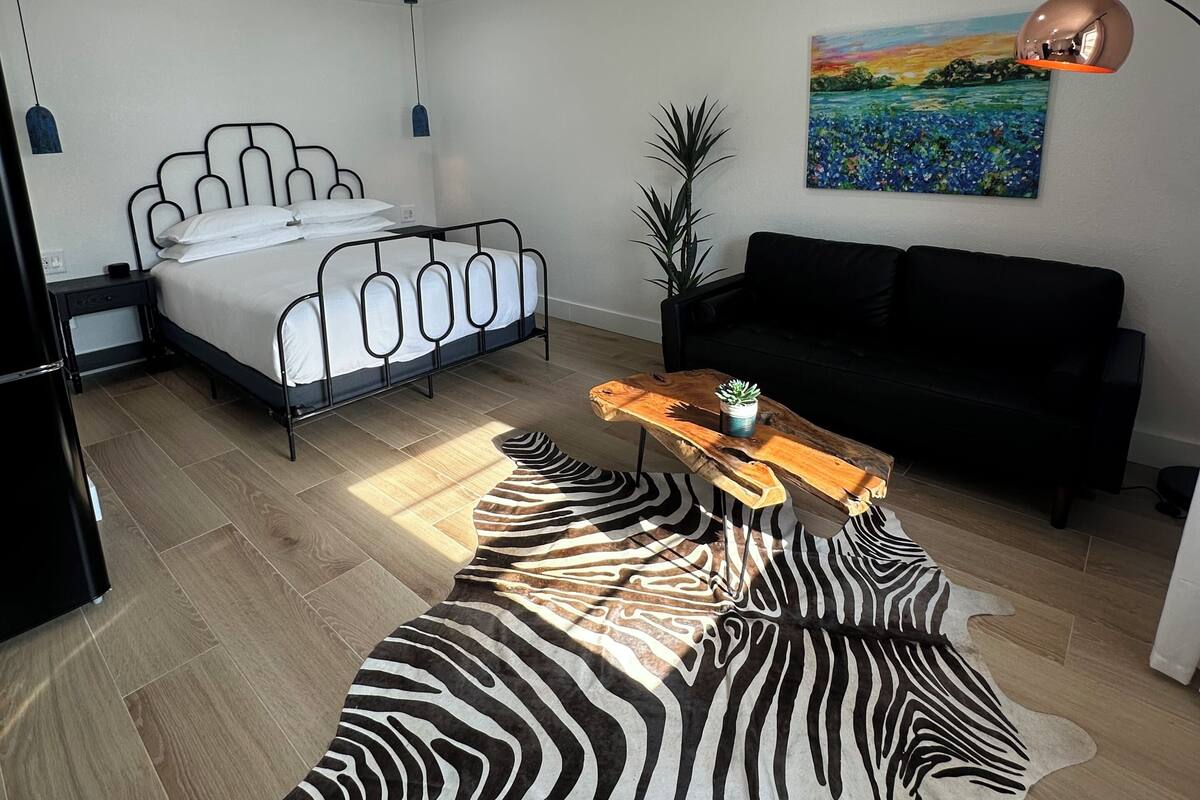 15 Bobwhite | Desk, laptop workspace, WiFi (free), individually decorated